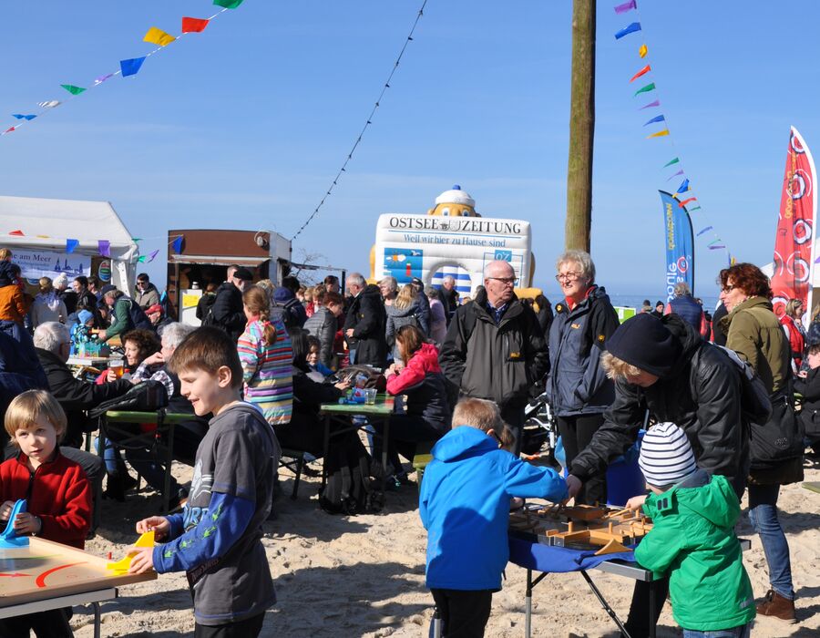 Viele Menschen am Fischerstrand beim Spielfest.