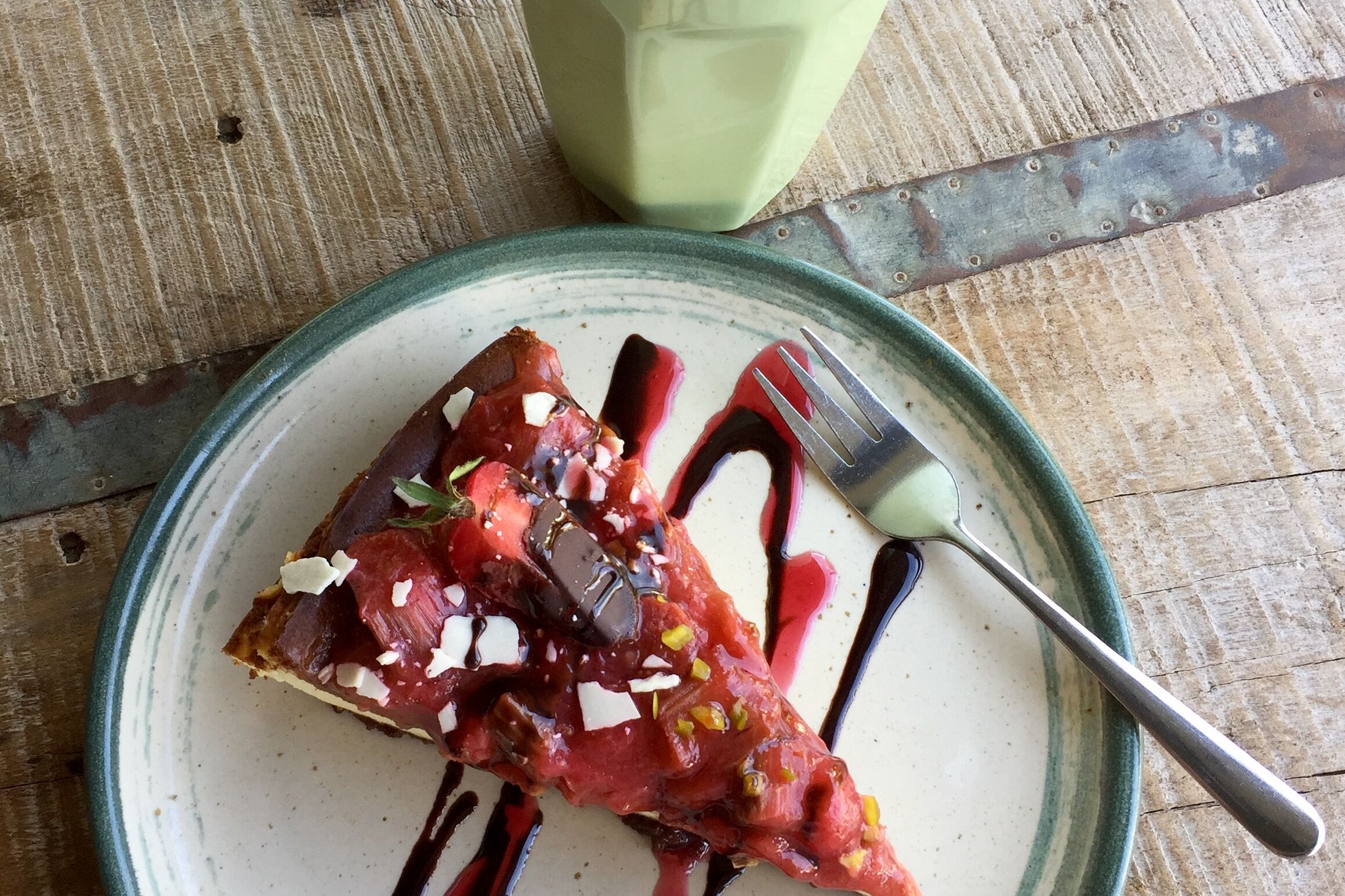 Selbst gebackener Obstkuchen mit Schokosoße.