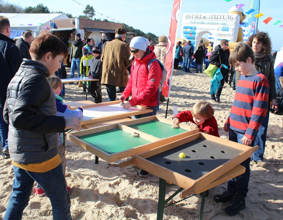 Spielende Kinder beim Spielfest am Fischerstrand.