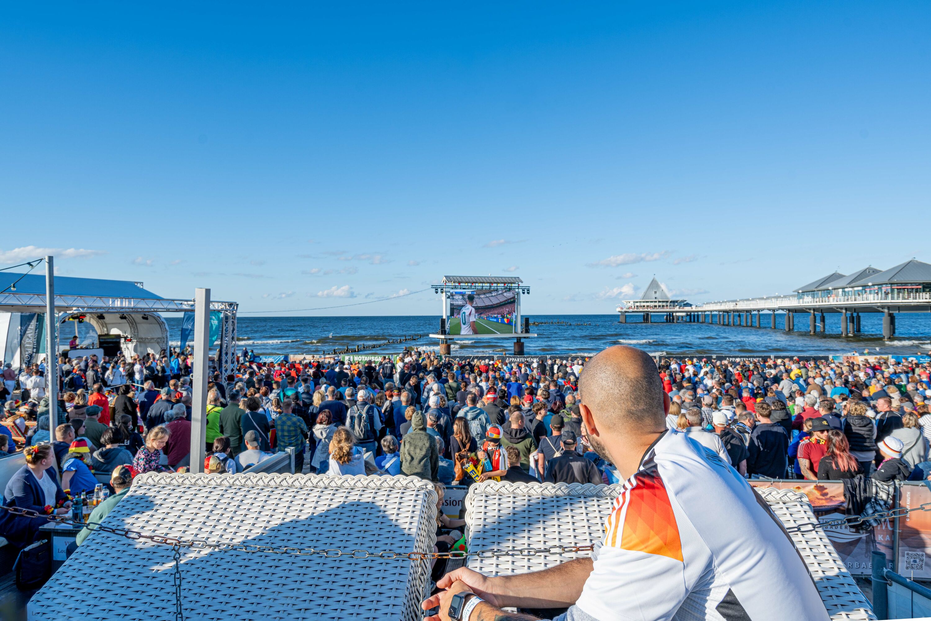 Mit den Füßen im Strandsand: Public Viewing in Heringsdorf