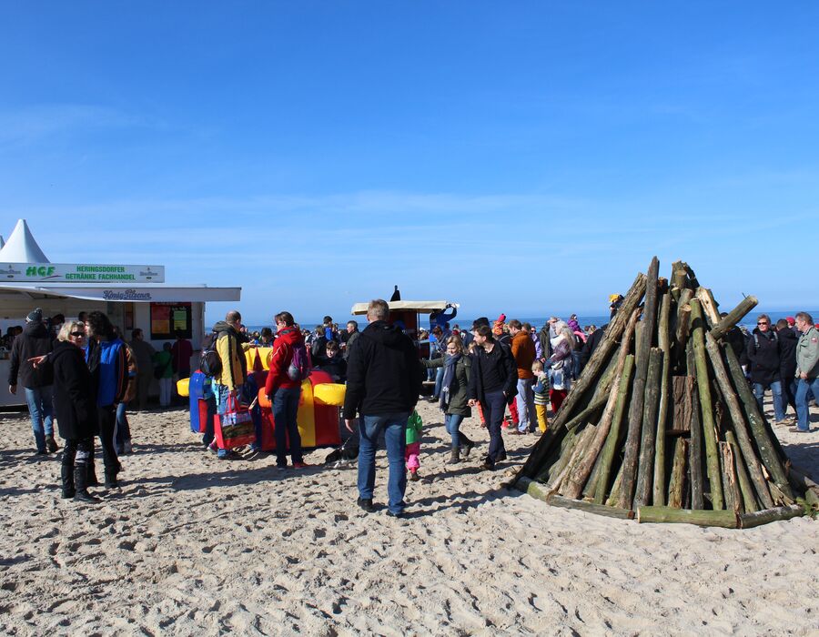 Spielfest am Fischerstrand mit Osterfeuer.