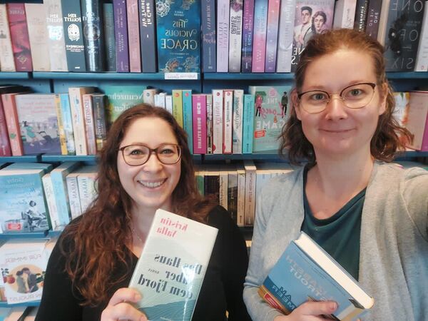 die beiden Buchhändlerinnen Liane Kiefer (links) und Karolin Asmus sind leidenschaftliche Bücherfans.
